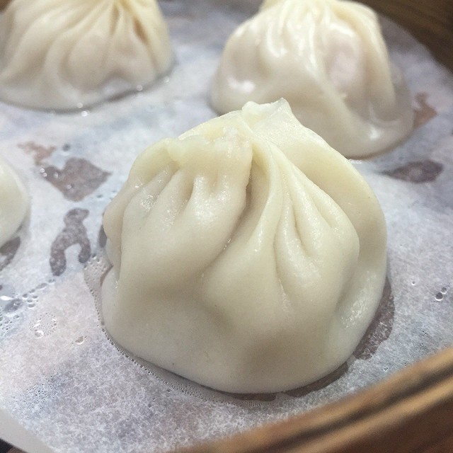 一口份量的小籠包，皮薄有湯，味道香醇。