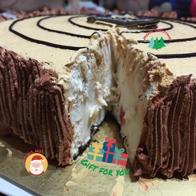 Strawberry cheesecake ice cream log cake