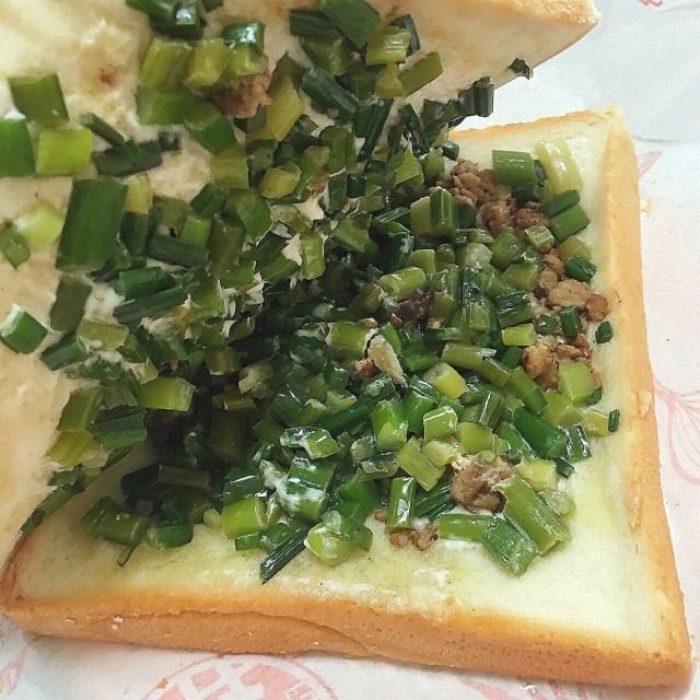 鋪了滿滿的蒼蠅頭,土司上還抹了一層美奶滋,這中西合併的口味真的很特別!