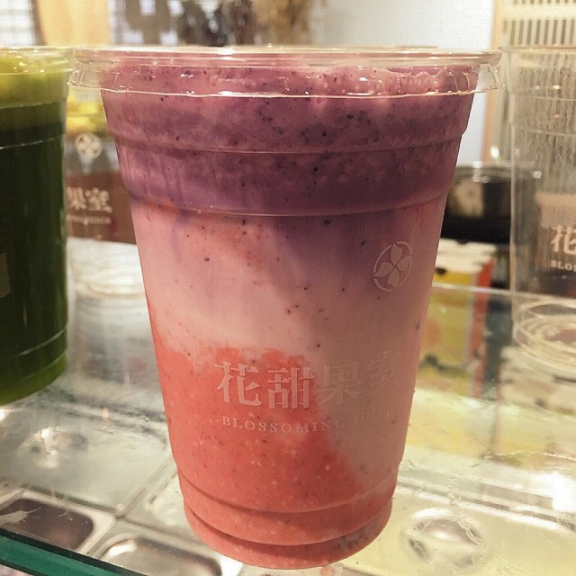 芭比情歸何處裡面有👉草莓、藍莓、燕麥片、天然蜂蜜、鮮奶！