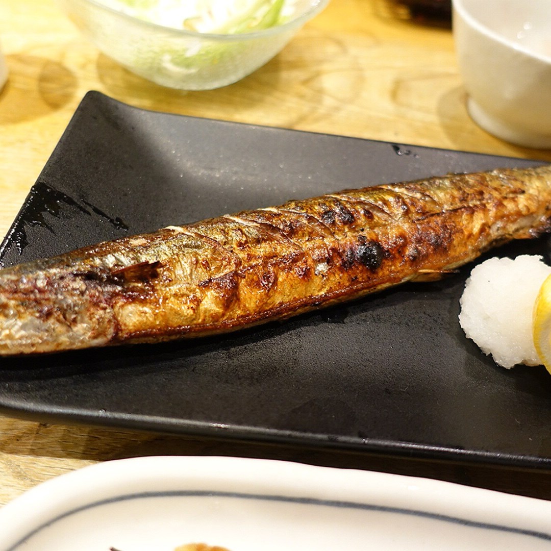 日式美味烤秋刀鱼图片