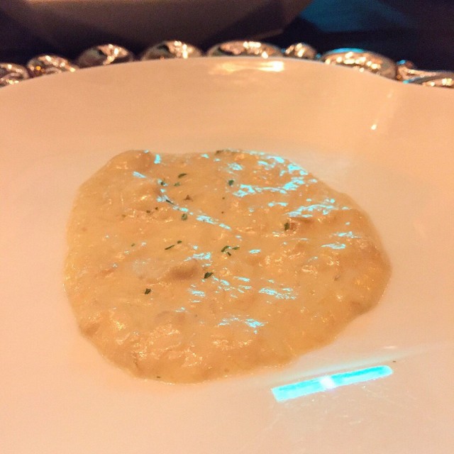 奶油特製蟹肉沾醬，現烤香料手工麵包