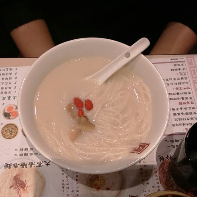 白高湯米線