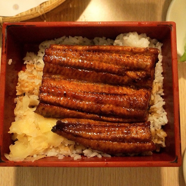 鰻魚肉是Q的，碳烤的味道，再配上甜甜的醬汁，好吃