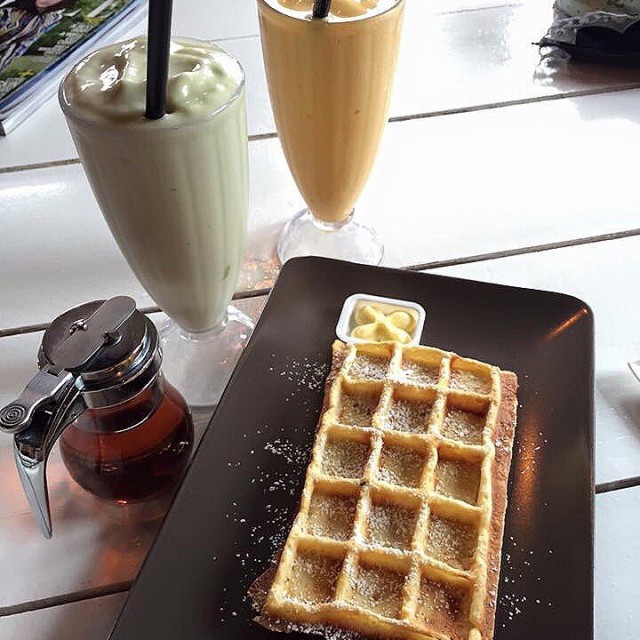 Smoothie and waffle