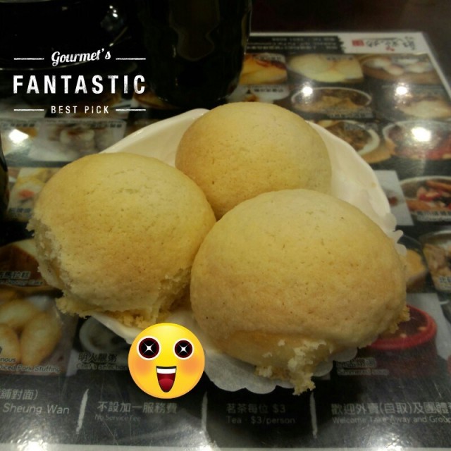 薄薄的包皮，包着切得細緻的叉燒餡肉，味道唔錯。