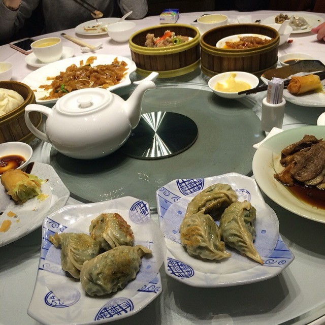 滿滿一桌豐盛午餐