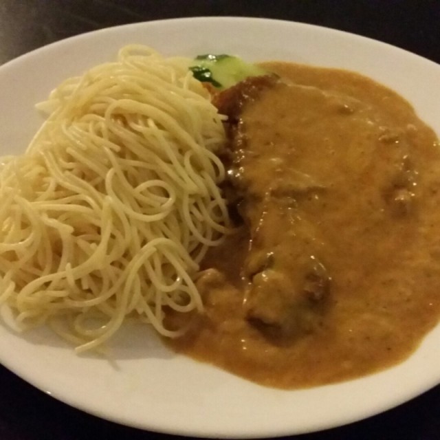 香煎猪扒配牛肝菌酱汁天使面