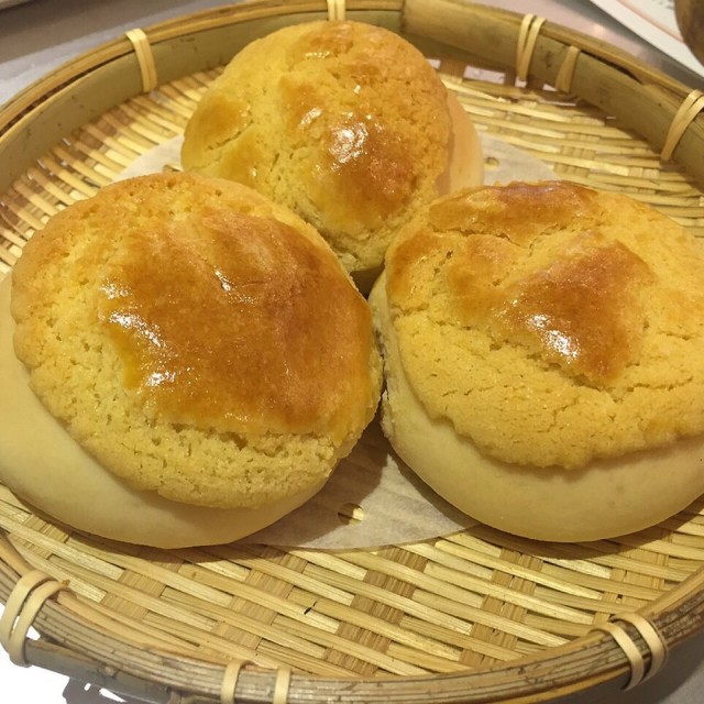 外皮酥脆，裡頭還包了真正的菠蘿（鳳梨）