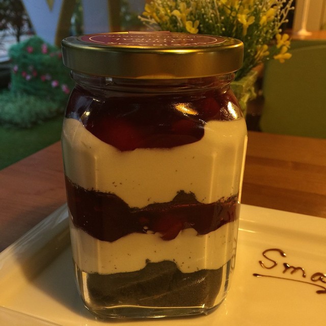 oreo很多，加上櫻桃醬覺得有點甜，還是滿特別的🍪🍒