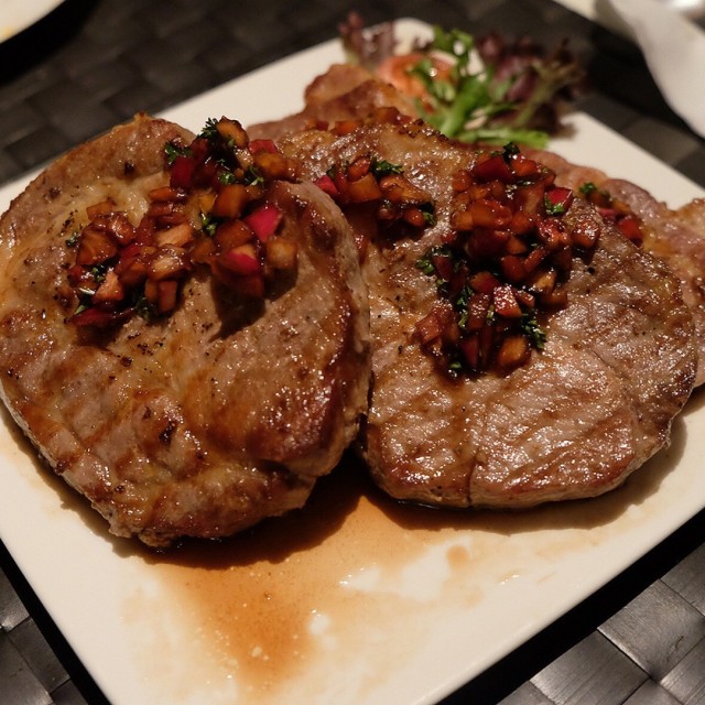 美国极黑猪扒伴草莓沙沙