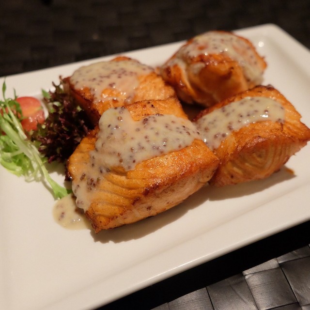 煎三文鱼柳配蜜糖芥末籽酱