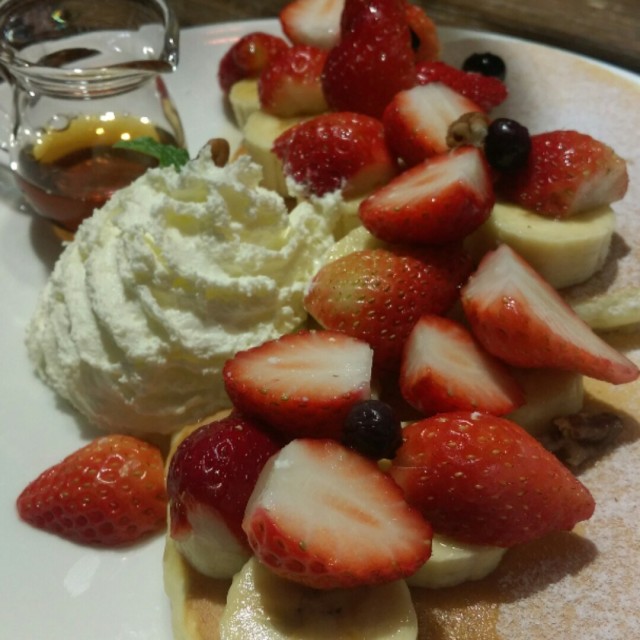 冬季限定鮮奶油草莓鬆餅