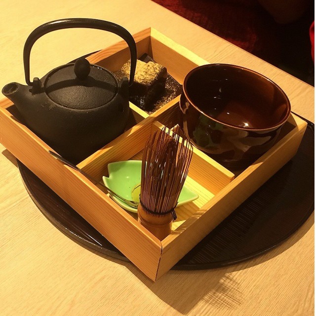 抹茶可沖2～3回，甜點是灑了黃豆粉的紅豆羊羹