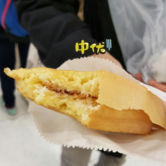 冷糕嘅外表，普通夾餅嘅蛋漿，完全唔（冷糕麵糊是爽身氣孔）係嗰回事。