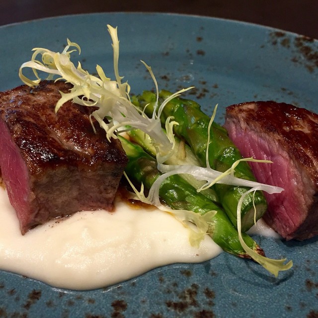 Beef Sirloin with Asparagus and Red Wine Sauce