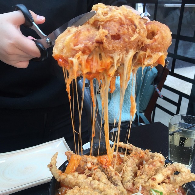 這牽絲的起司🧀️真的太銷魂了～店家非常專業還會等我們拍照喔！