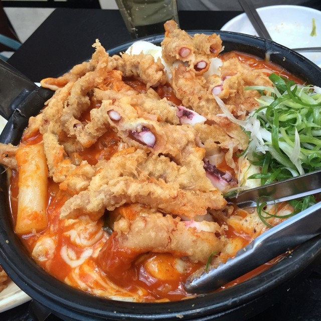 店家會把另外一部份放在盤子裡以免泡太久炸的魷魚麵衣變軟爛～要乘熱吃喔～才會吃到酥脆的口感加上起司的香氣😋😋😋👍🏼👍👍🏻YUMMY！