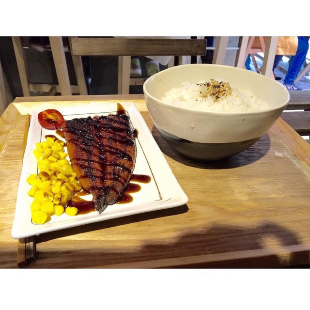 放自己一天假...到了東京食堂試試他們的lunch set, 最初以為只有幾款定食可選, 原來也有很多選擇, 炒飯, 炒麵, 湯麵還有沙律配炸物併盤 很多客人都order了鰻魚飯..., 我也抵抗不了鰻魚的香味...都要來一客 燒鰻魚好食, 鰻魚肉有一定厚度, 肉質很軟, 而且肉與肉之間自然的膠質仍在牽絲, 配菜有栗米&小蕃茄...配上蒲燒汁, 將全部食材都吃完 病了一陣子, 很久沒有開懷地