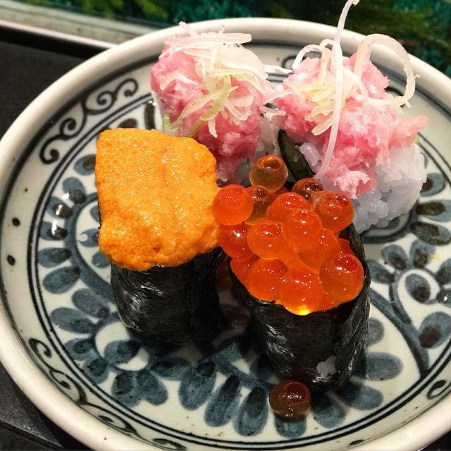 蔥吞拿魚腩蓉卷 海膽軍艦 同三文魚子軍艦 全部都放得滿瀉!😍✨