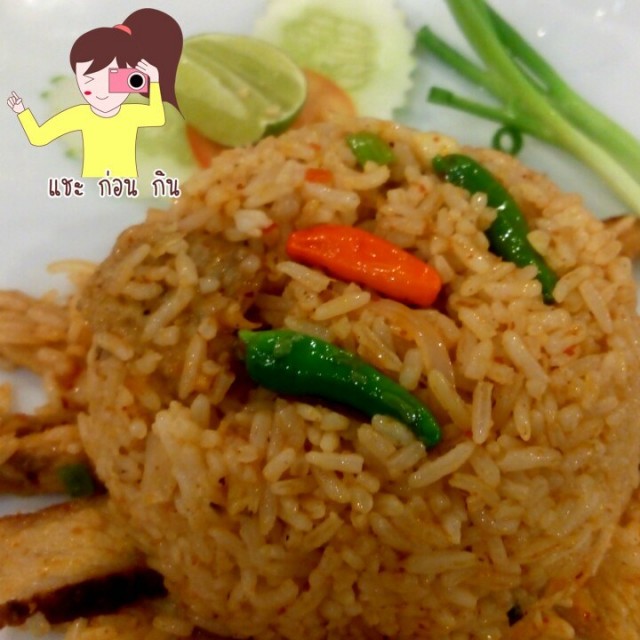 ข้าวผัดคอหมูย่าง