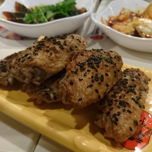雞翼香口而嫩滑，濃濃孜然粉加芝麻香，絕對食左吾過份