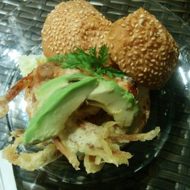 牛油果软壳蟹汉堡