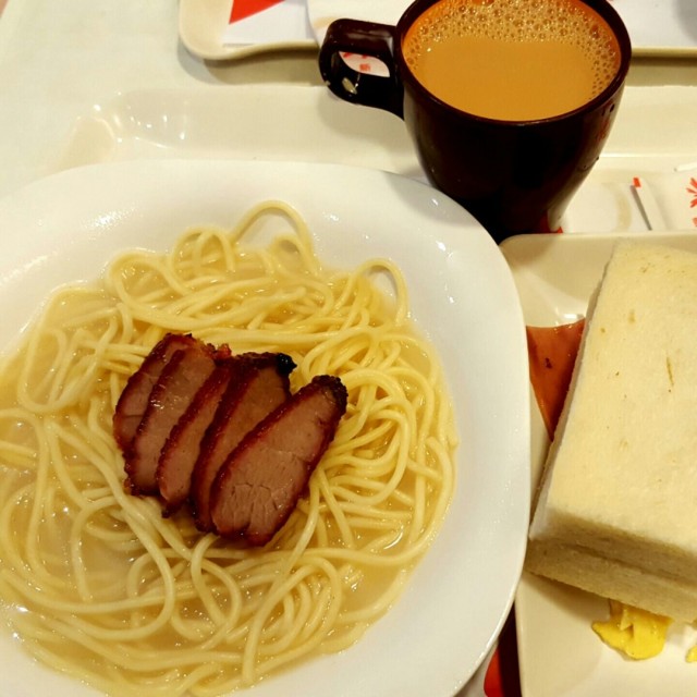 滋味常餐 牛油方包、火腿、腸仔、炒蛋、叉燒湯意粉及熱奶茶