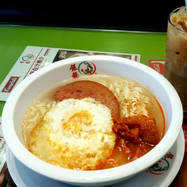 醒神早餐 香辣雞肉餐肉煎蛋公仔麵配凍奶茶
