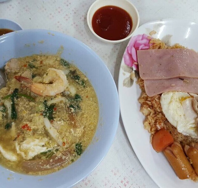 ข้าวผัดอเมริกันและสุกี้น้ำ