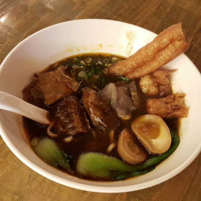 晶華三冠王牛肉麵