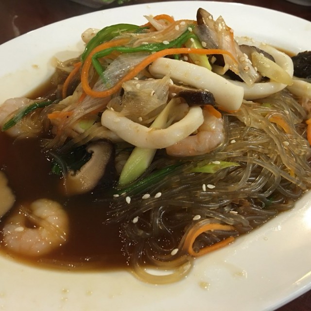 Seafood stir-fried glass nooodles