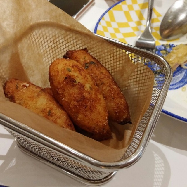 食萄國菜, 馬介休 is a must, 而呢個球炸得黎又唔算好油膩