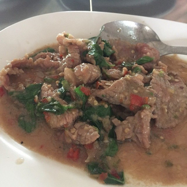 เนื้อน่องลายกะเพรา