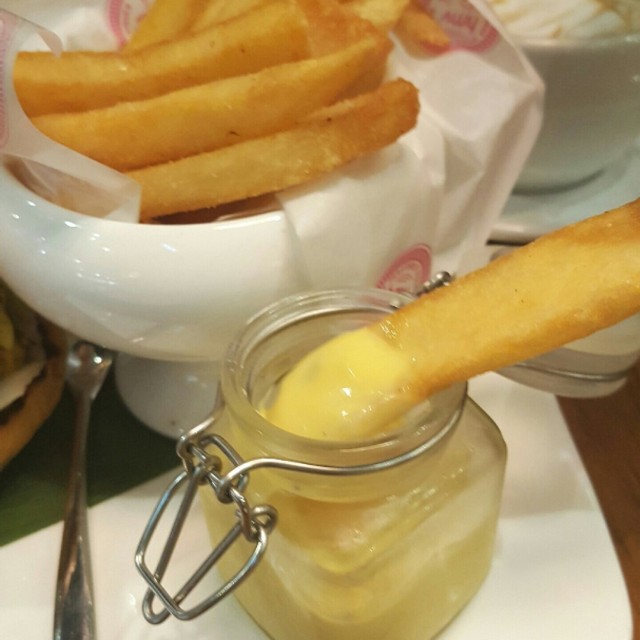 薯条配黑松露沙律酱