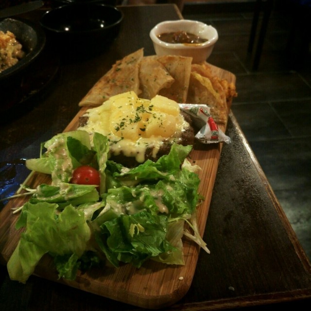 為左印度薄餅而叫既拼盤 好食但當然唔好諗住似印度餐廳果d 但咖哩都幾香 仲有薯角 沙律 &自家製漢堡扒(有d實)