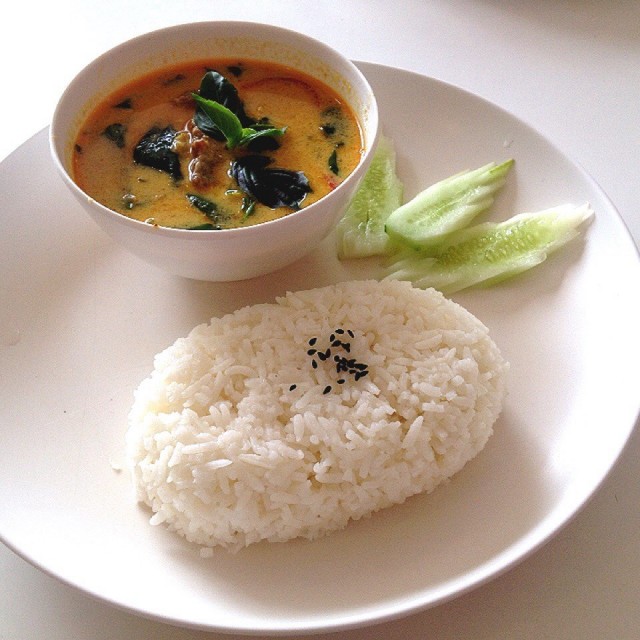 ข้าวเเกงเขียวหวานหมูตุ๋น