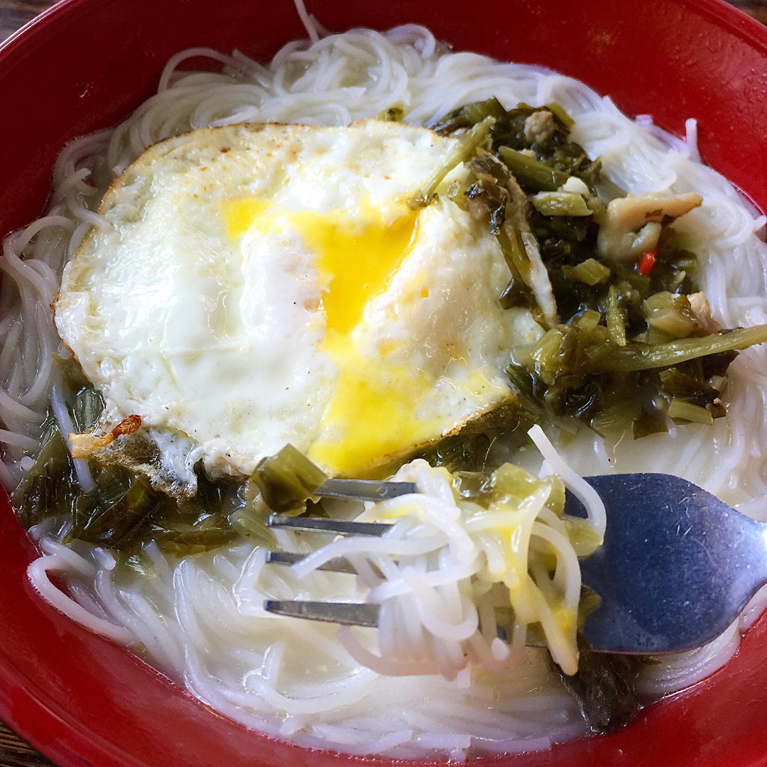 煎蛋雪菜肉丝汤米粉