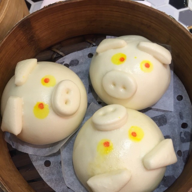 可以可愛的把內漿從鼻子擠出來喔！吃起來也意外的香 因為我不是喜歡吃包子的人 卻愛上它了😍
