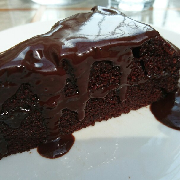 Warm chocolate fudge cake