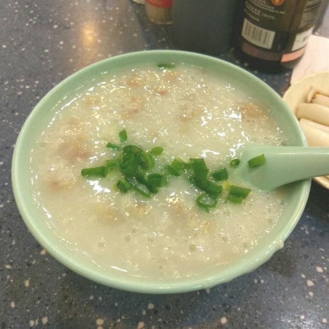 粥底夠熱，但稍為咸了些，免治牛肉也很足料，味道也不錯。