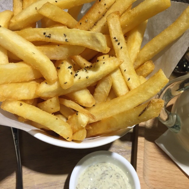 炸薯條配松露蛋黃醬