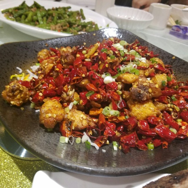 辣椒同雞比例7比3, 味道不錯, 少許咸同辣味伴著有雞味既雞粒,美中不足是不夠辣, 不適合好很辣的人仕。