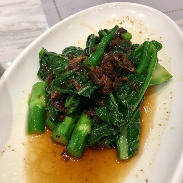 ผัดยอดคะน้าเห็ดเค็ม