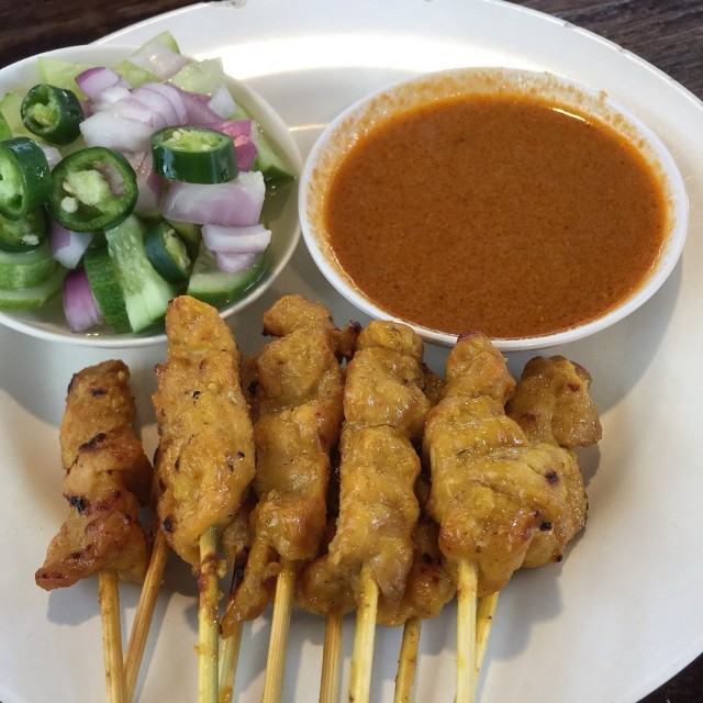หมูสะเต๊ะ.Pork Satay with peanut sauce