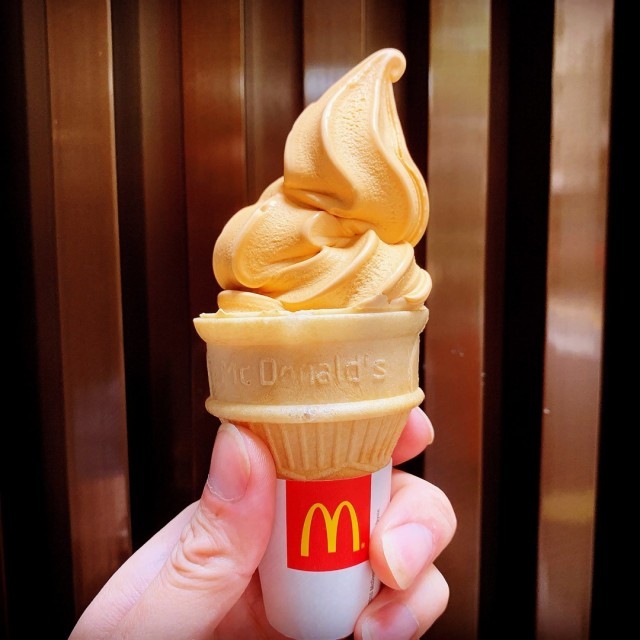 Coffee Milk Tea Cone (鸳鸯口味圆筒冰淇淋)